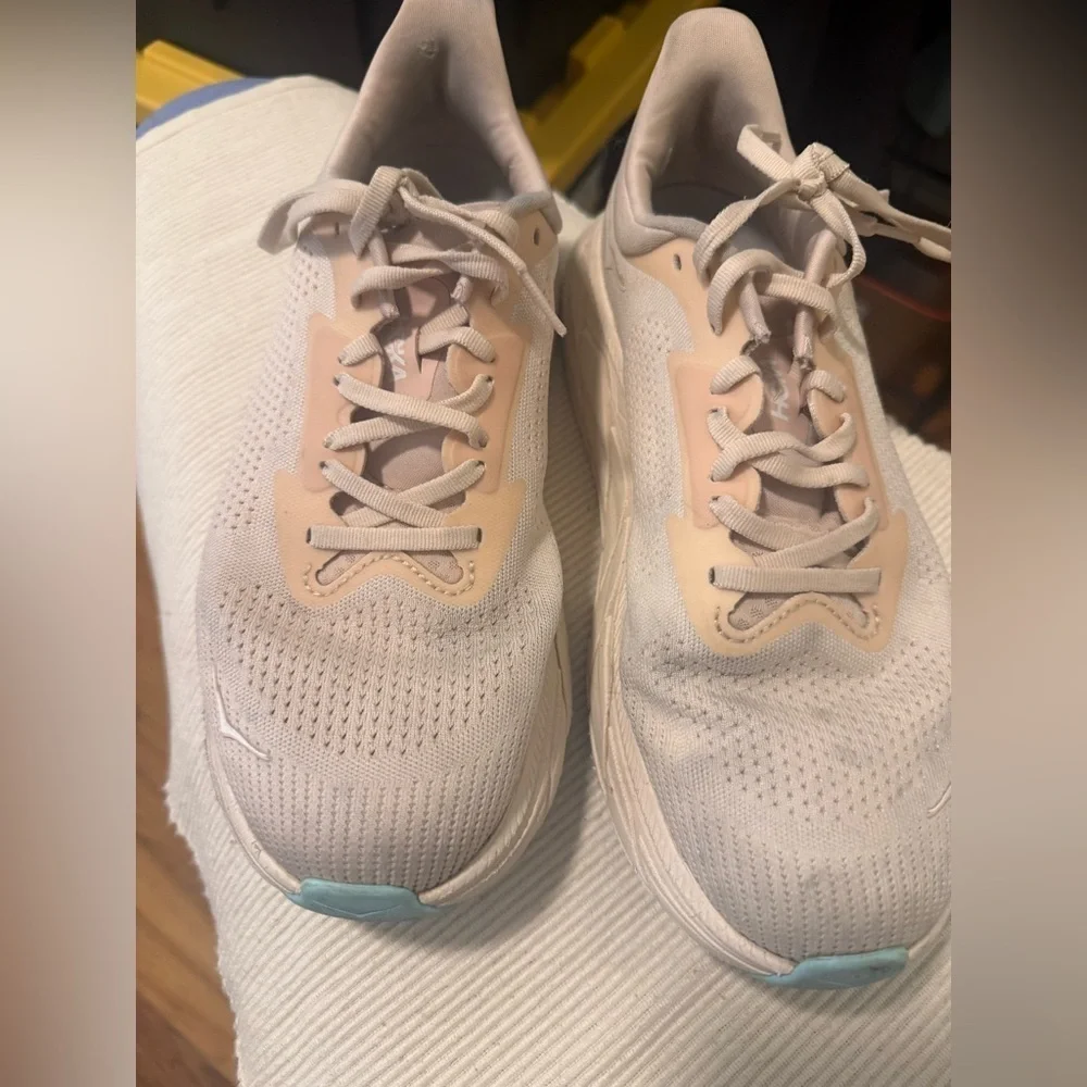 HOKA Women’s Running Shoes – 9.5– Light Pink/Peach